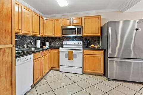 Condo in Kihei · ★4.88 · 1 bedroom · 2 beds · 1 private bath - Photo 5