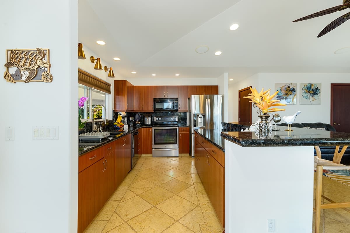 Home in Kailua-Kona · ★5.0 · 2 bedrooms · 2 beds · 2.5 baths - Photo 4