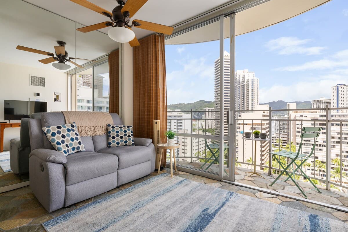 Condo in Honolulu · ★4.96 · Studio · 1 bed · 1 shared bath - Photo 4