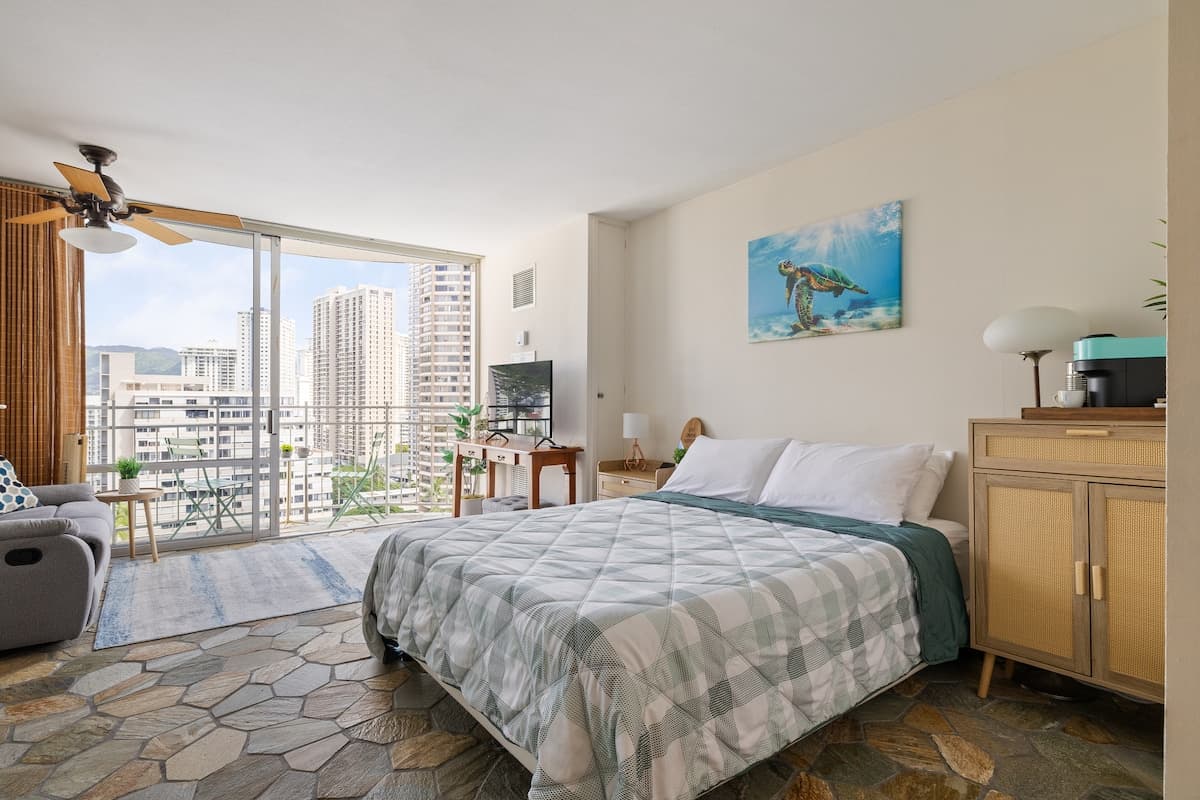Condo in Honolulu · ★4.96 · Studio · 1 bed · 1 shared bath - Photo 2