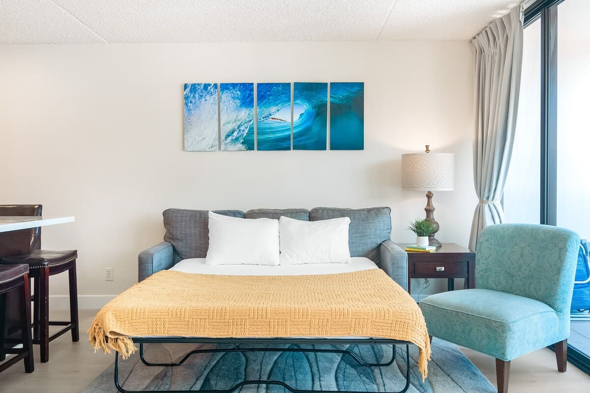 Condo in Honolulu · ★4.87 · 1 bedroom · 3 beds · 1 private bath - Photo 2