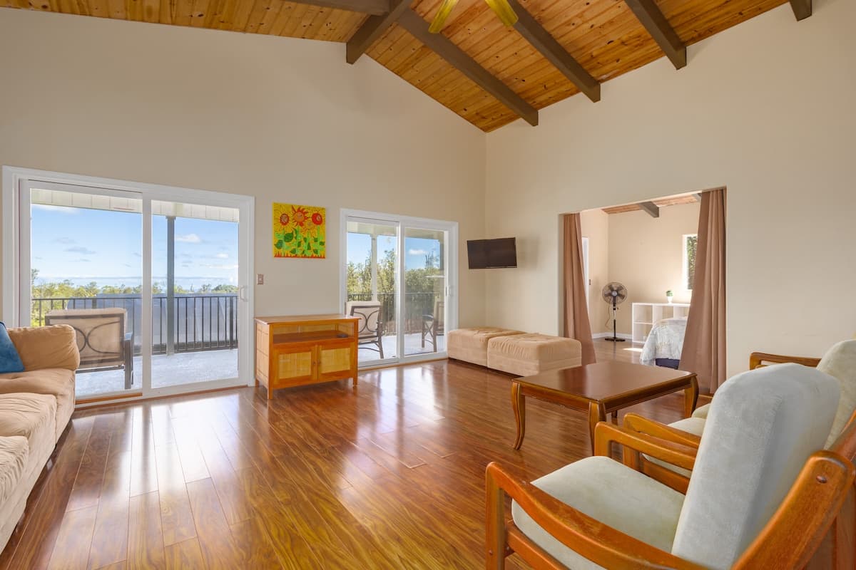 Home in Mountain View · ★5.0 · 7 bedrooms · 10 beds · 3 baths - Photo 5