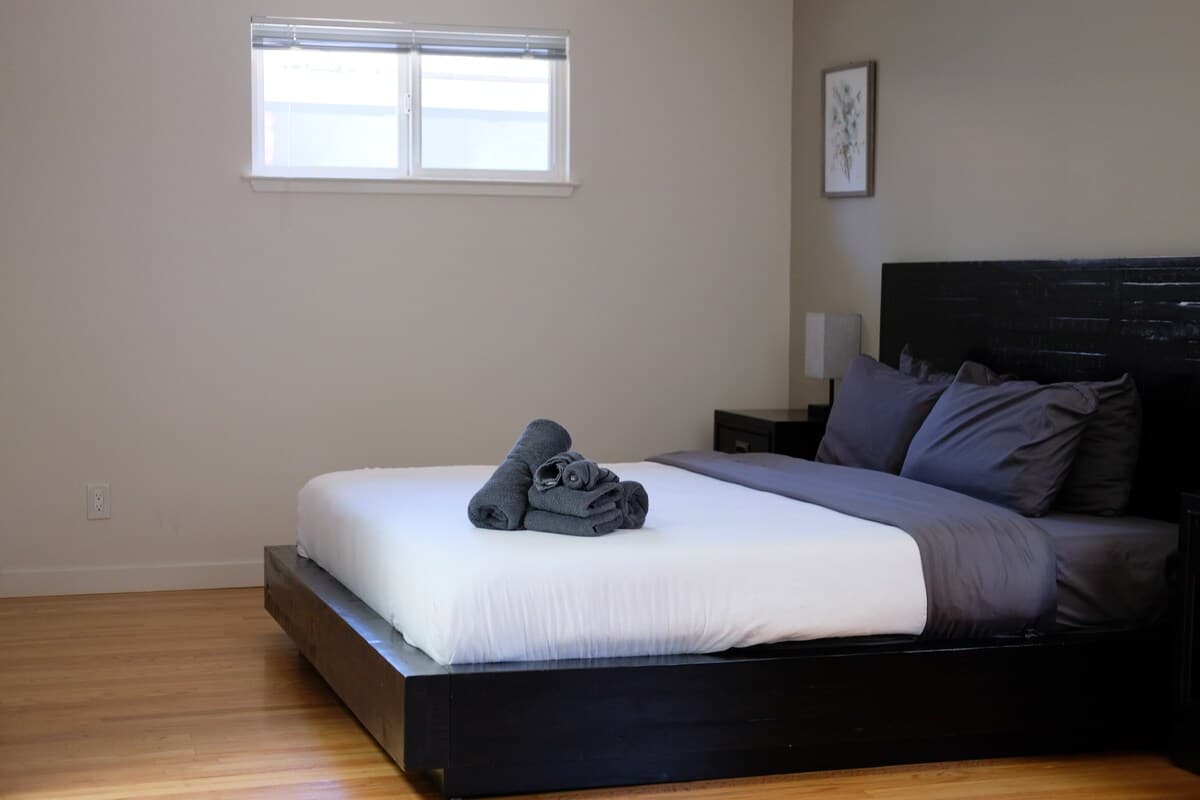 Newly Renovated 5BR Near Apple Campus - Photo 2