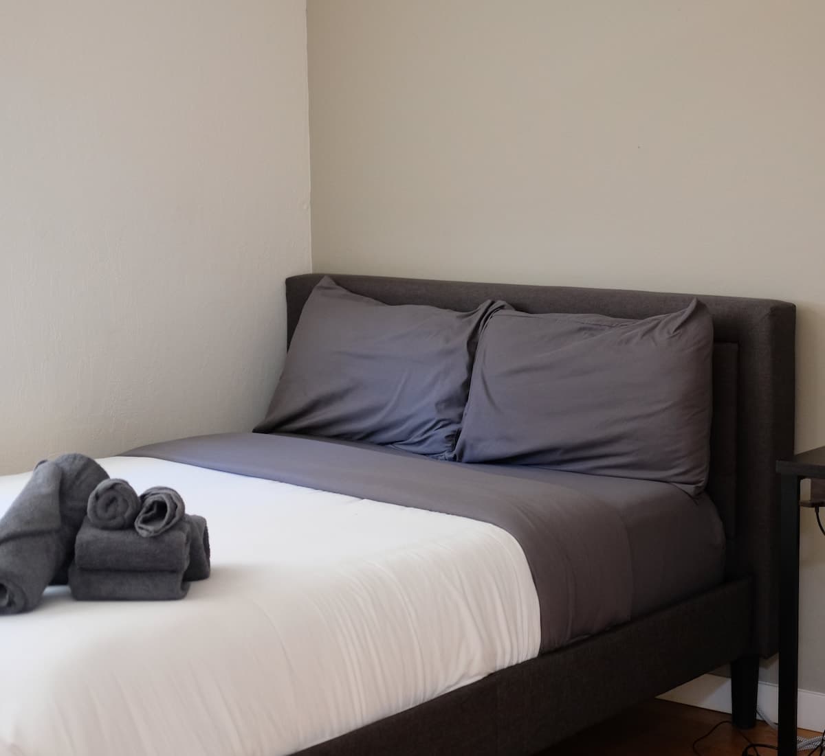 Newly Renovated 5BR Near Apple Campus - Photo 3