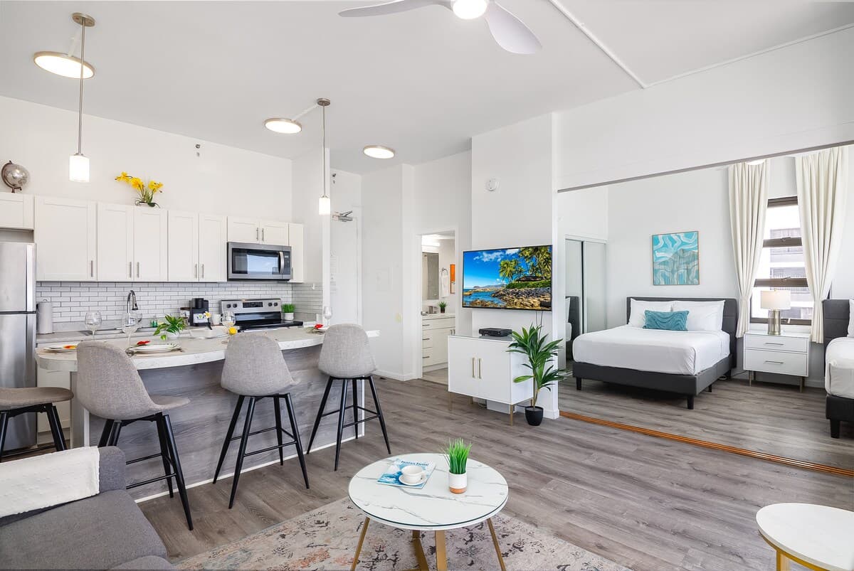 Condo in Honolulu · ★4.75 · 1 bedroom · 3 beds · 1 private bath - Photo 3