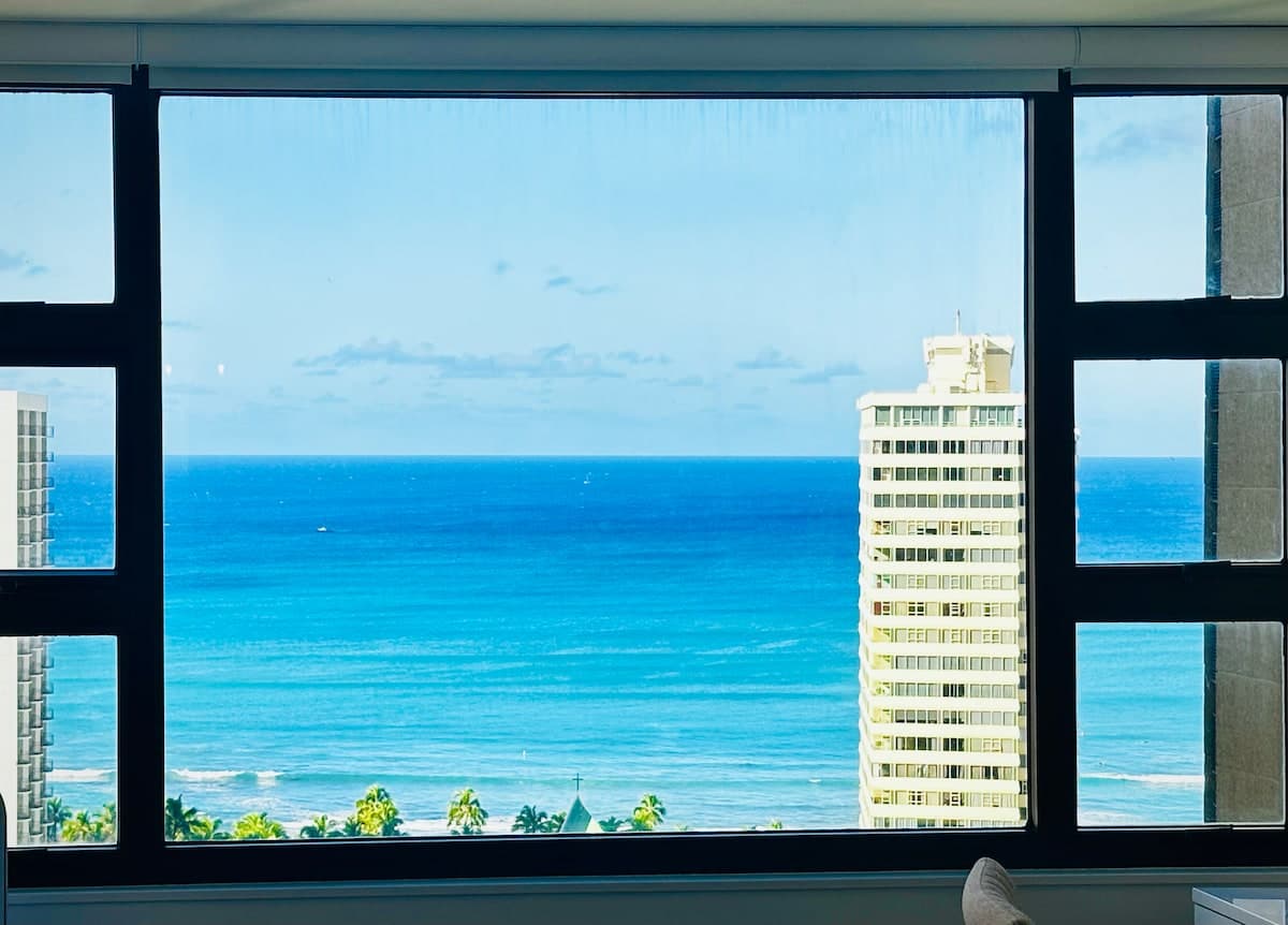 Condo in Honolulu · ★5.0 · 1 bedroom · 2 beds · 1 private bath - Photo 2