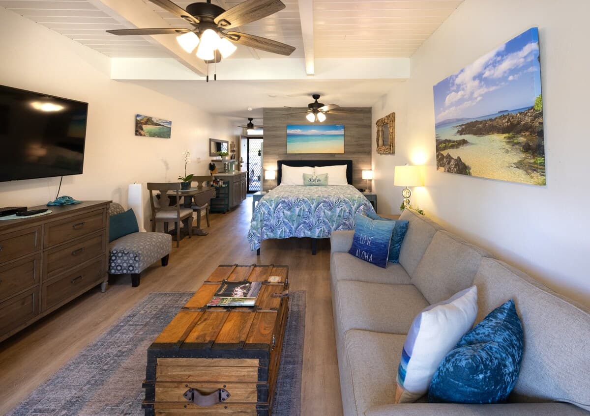 Couples Getaway | Beach, Pool, Hot Tub, Tennis! - Photo 2