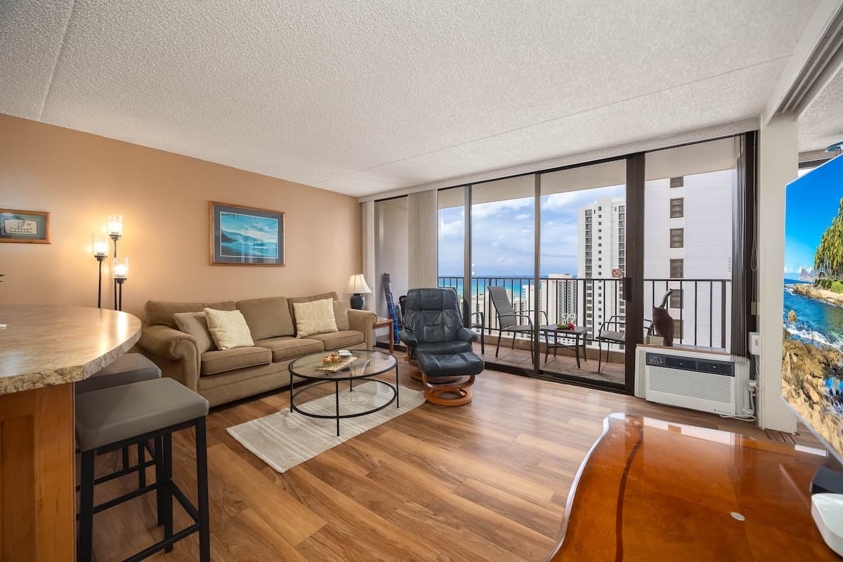 Condo in Honolulu · ★4.67 · 1 bedroom · 2 beds · 1 private bath - Photo 5