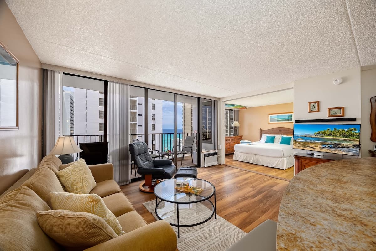 Condo in Honolulu · ★4.67 · 1 bedroom · 2 beds · 1 private bath - Photo 1