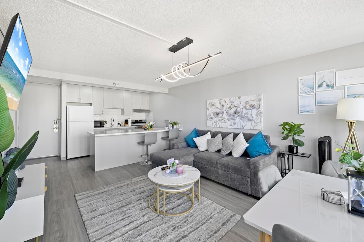 Cozy & Modern Coastal-King Bed 1BR w/Parking - Photo 2