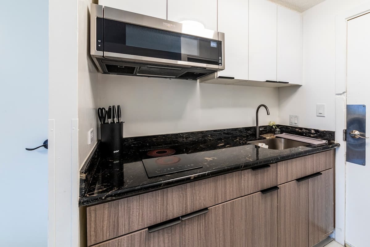 Condo in Honolulu · ★4.27 · 1 bedroom · 2 beds · 1 shared bath - Photo 3