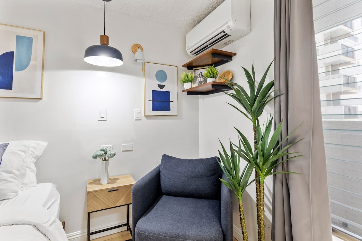 Condo in Honolulu · ★4.87 · Studio · 1 bed · 1 private bath - Photo 2