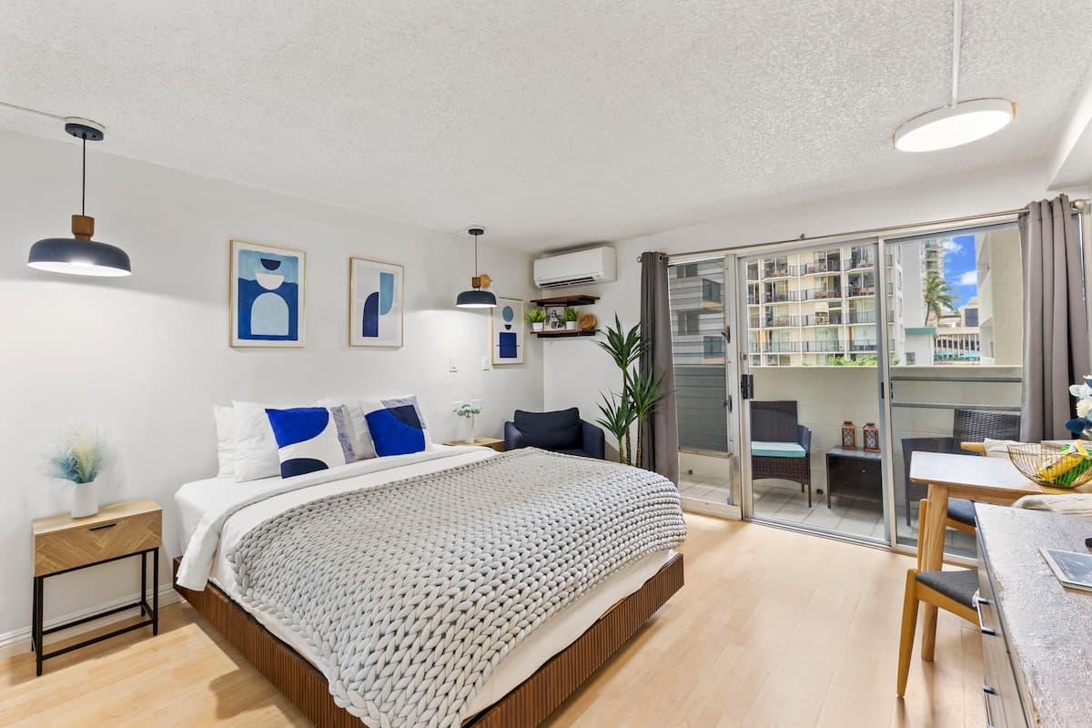 Condo in Honolulu · ★4.87 · Studio · 1 bed · 1 private bath - Photo 1