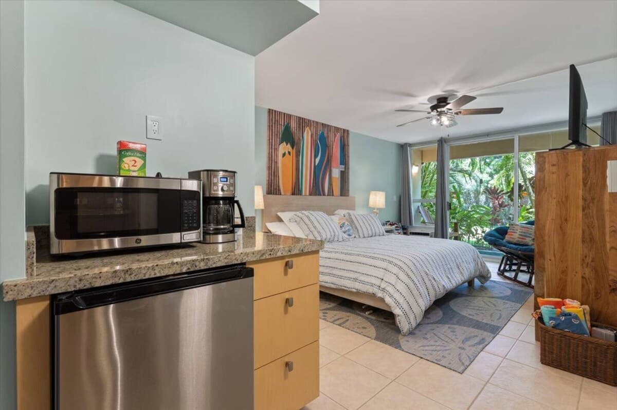 Charming Studio with Garden Views – Walk to Beach - Photo 1