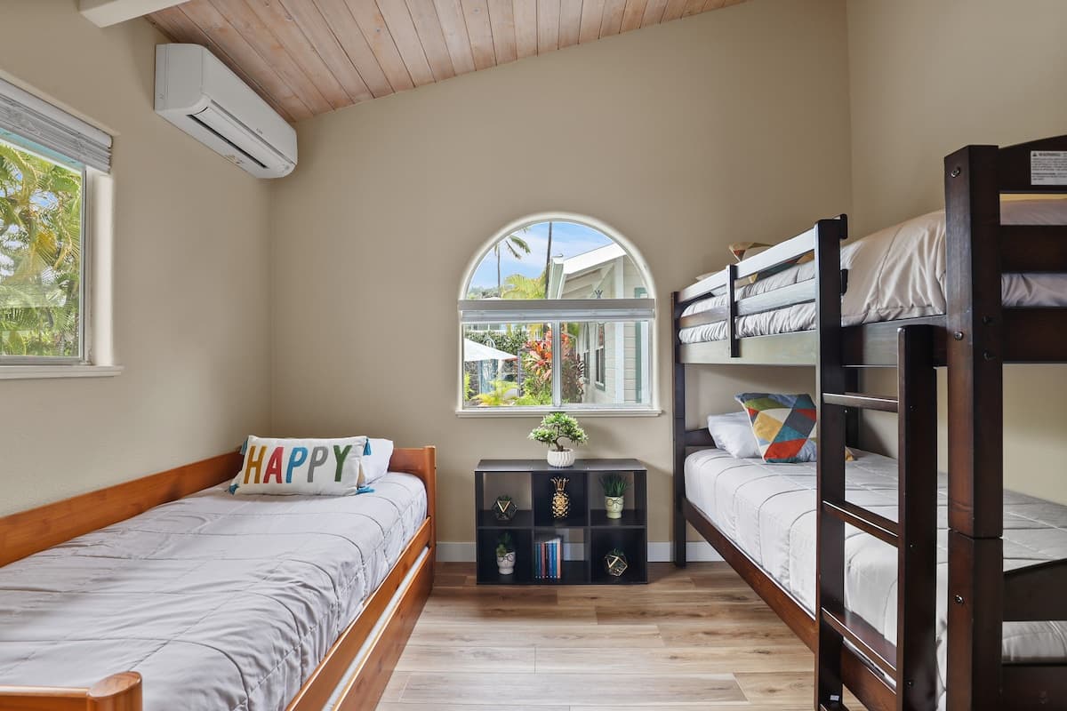 Home in Kailua-Kona · ★4.85 · 5 bedrooms · 9 beds · 3 private baths - Photo 3