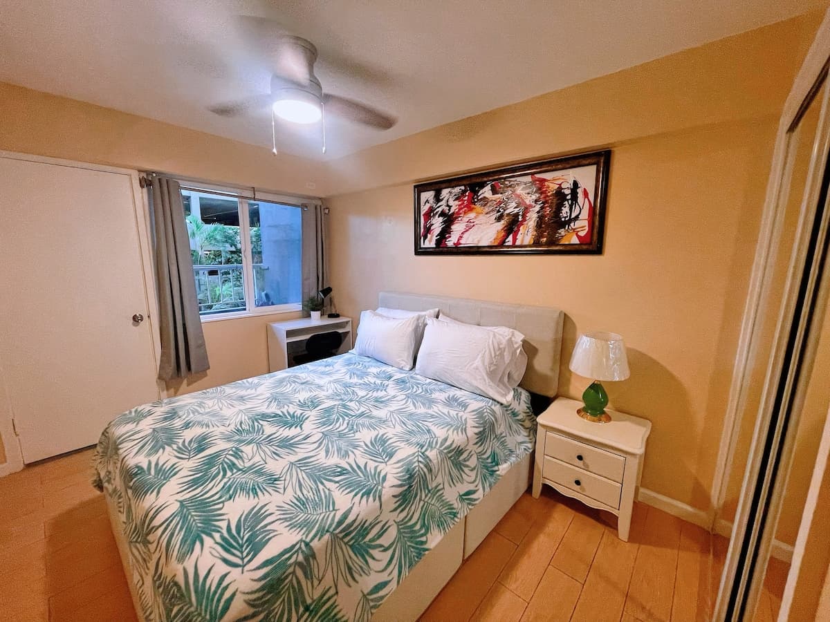 Condo in Honolulu · ★4.82 · 2 bedrooms · 2 beds · 1 private bath - Photo 2