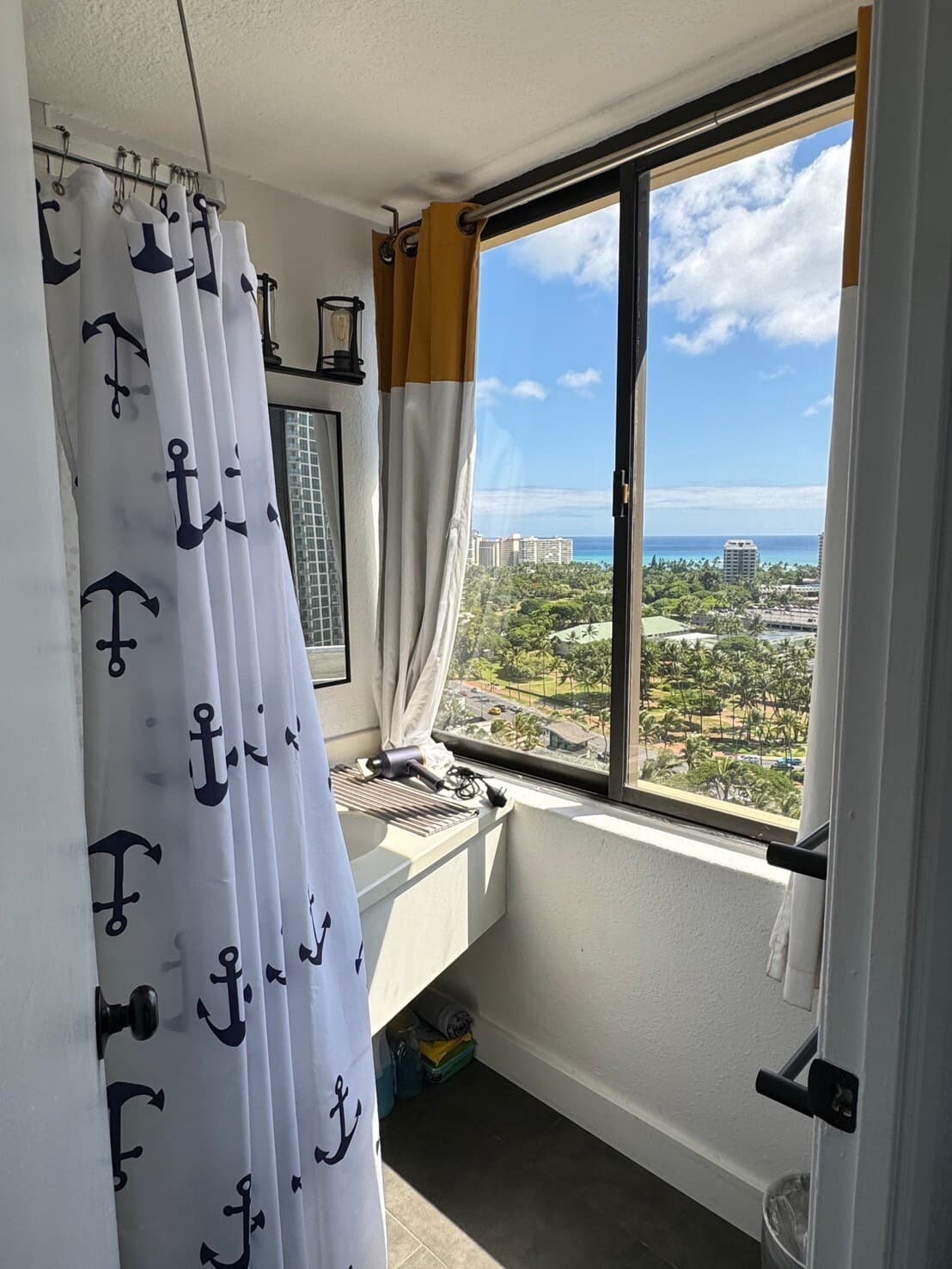 Condo in Honolulu · ★4.65 · Studio · 2 beds · 1 private bath - Photo 3