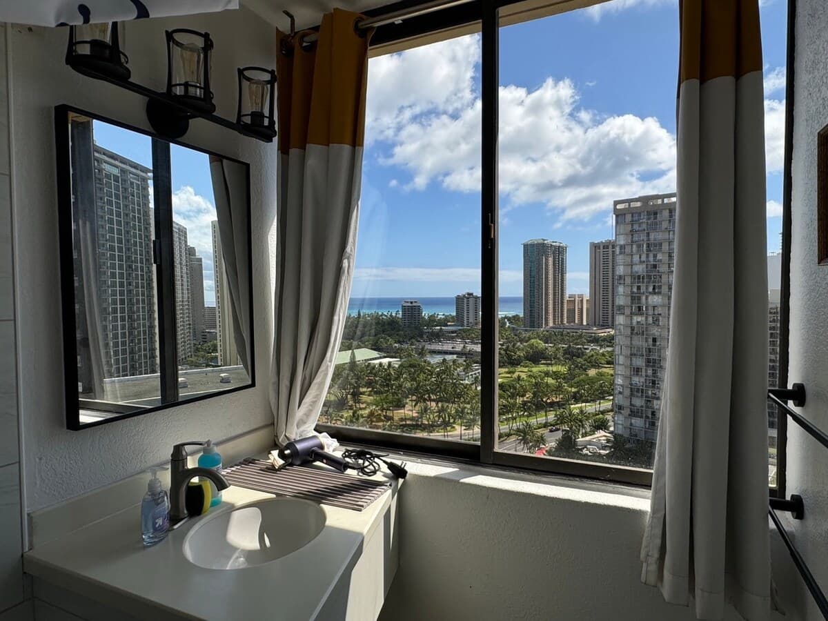 Condo in Honolulu · ★4.65 · Studio · 2 beds · 1 private bath - Photo 5
