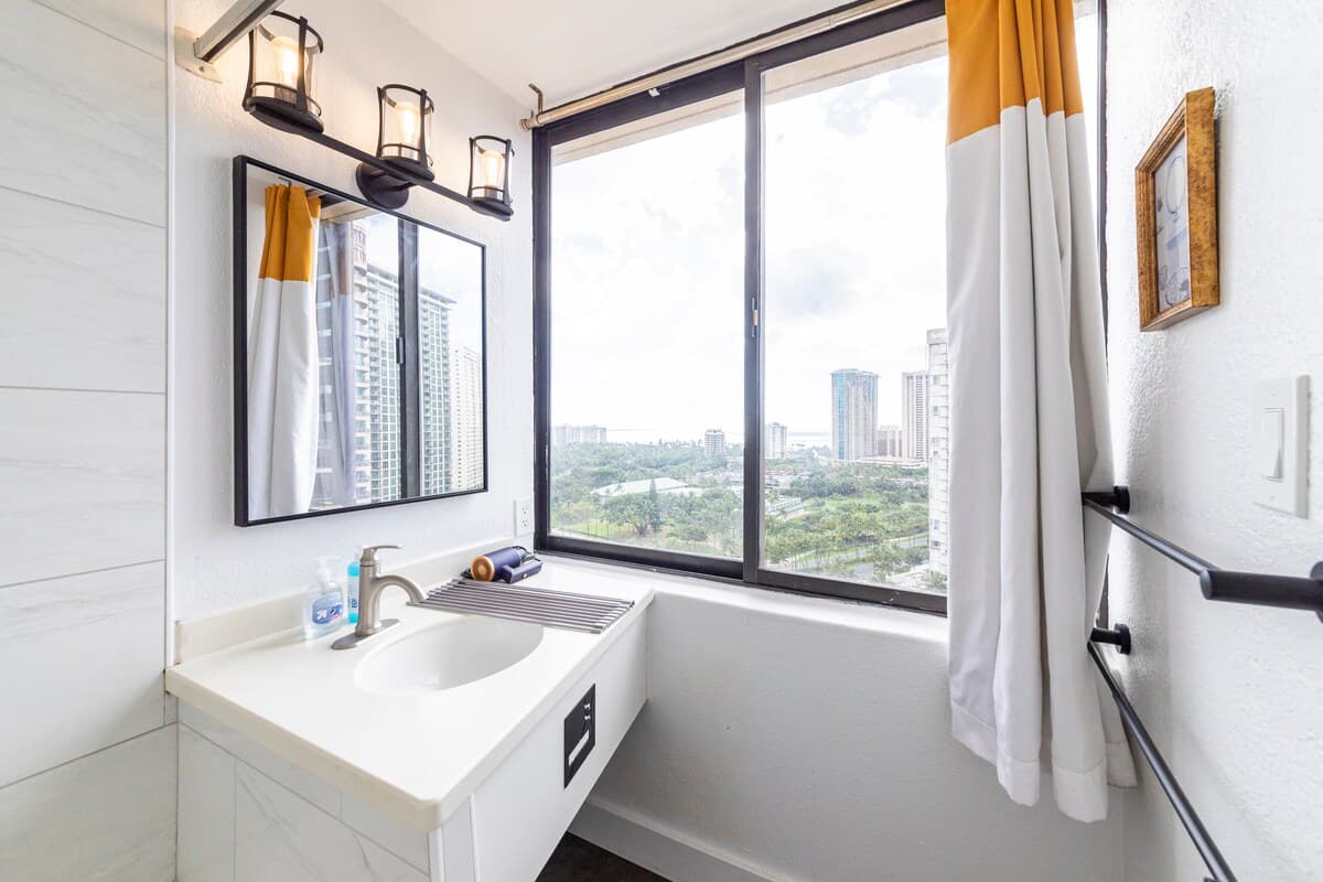 Condo in Honolulu · ★4.58 · Studio · 2 beds · 1 shared bath - Photo 2