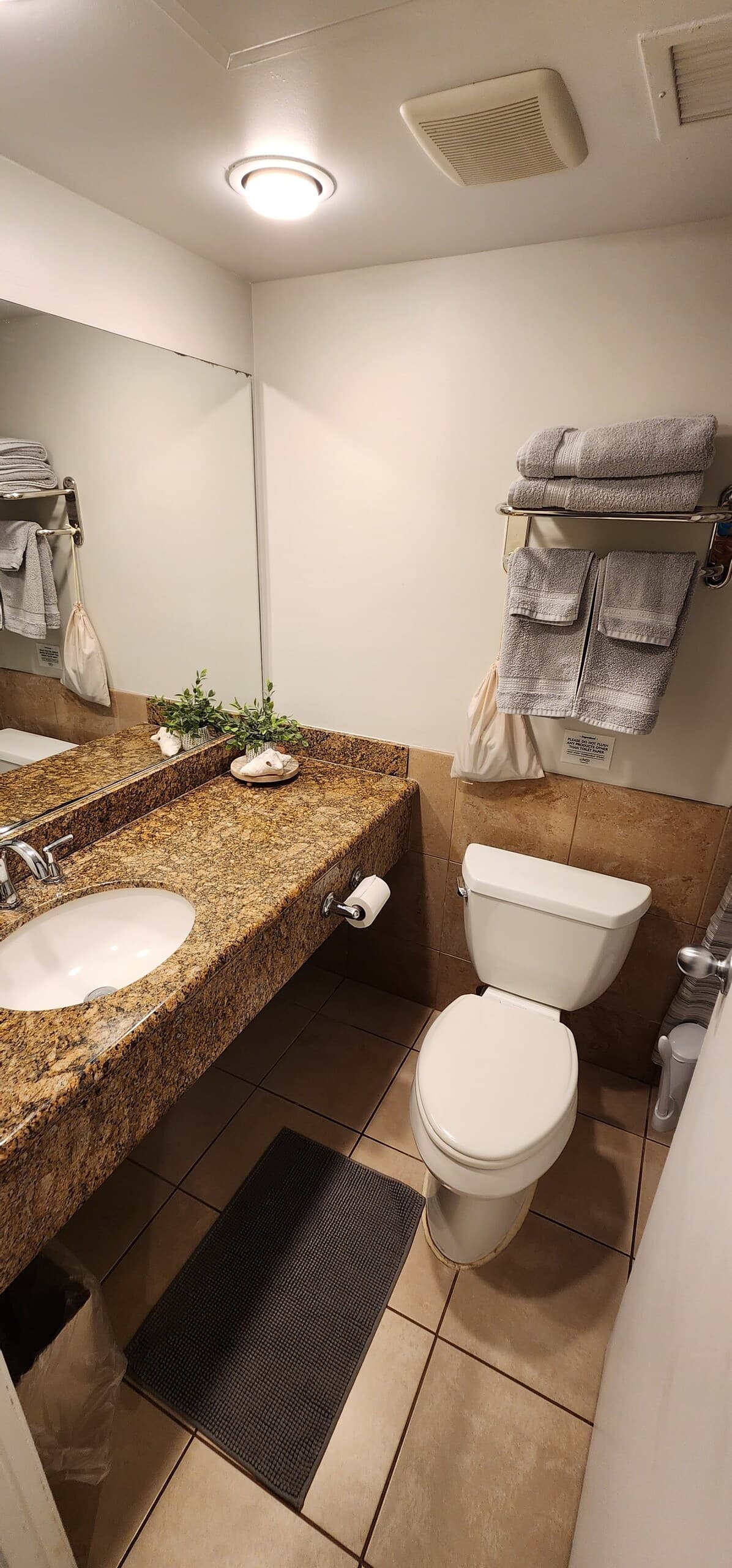 Cozy Waikiki studio with Diamond Head views - Photo 5