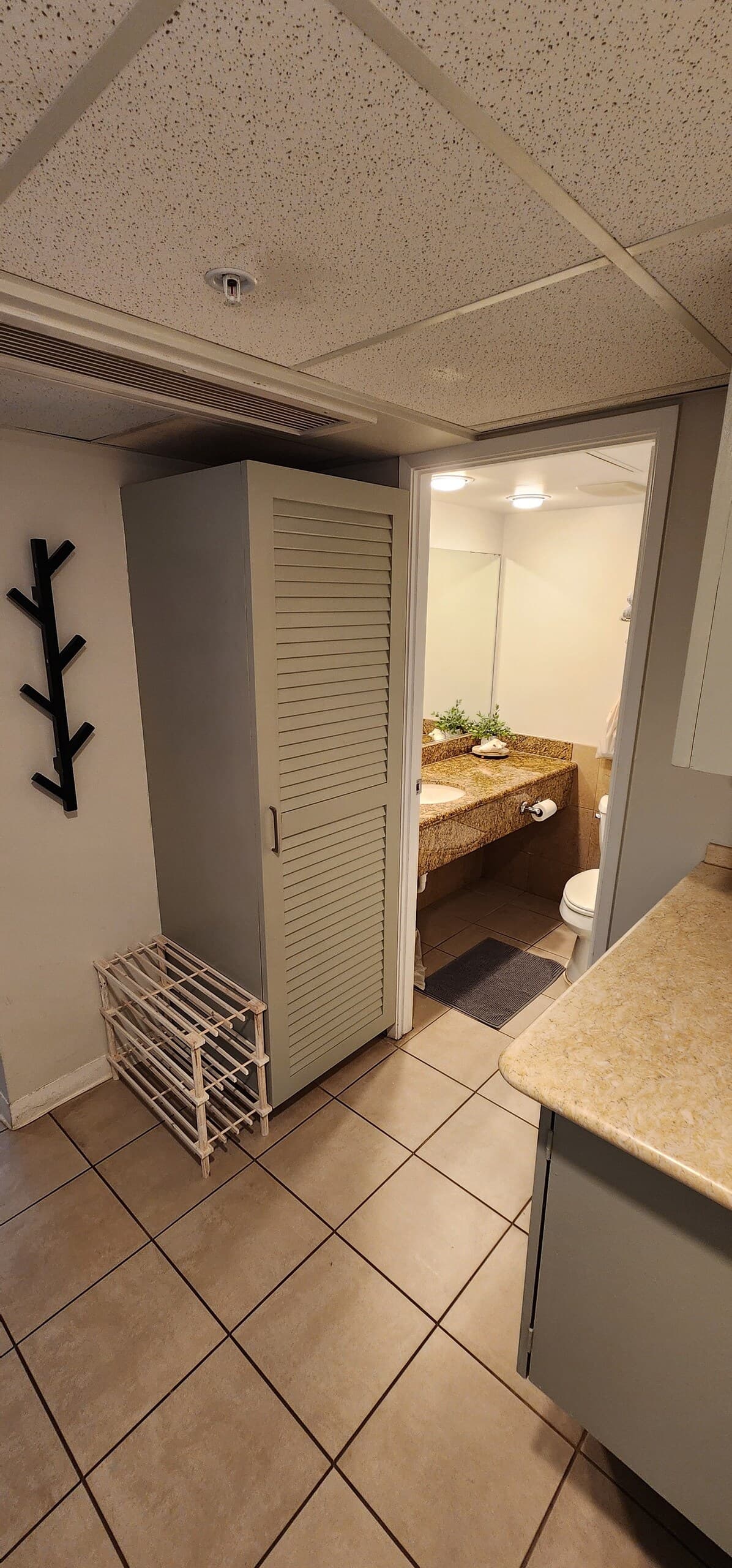 Cozy Waikiki studio with Diamond Head views - Photo 3