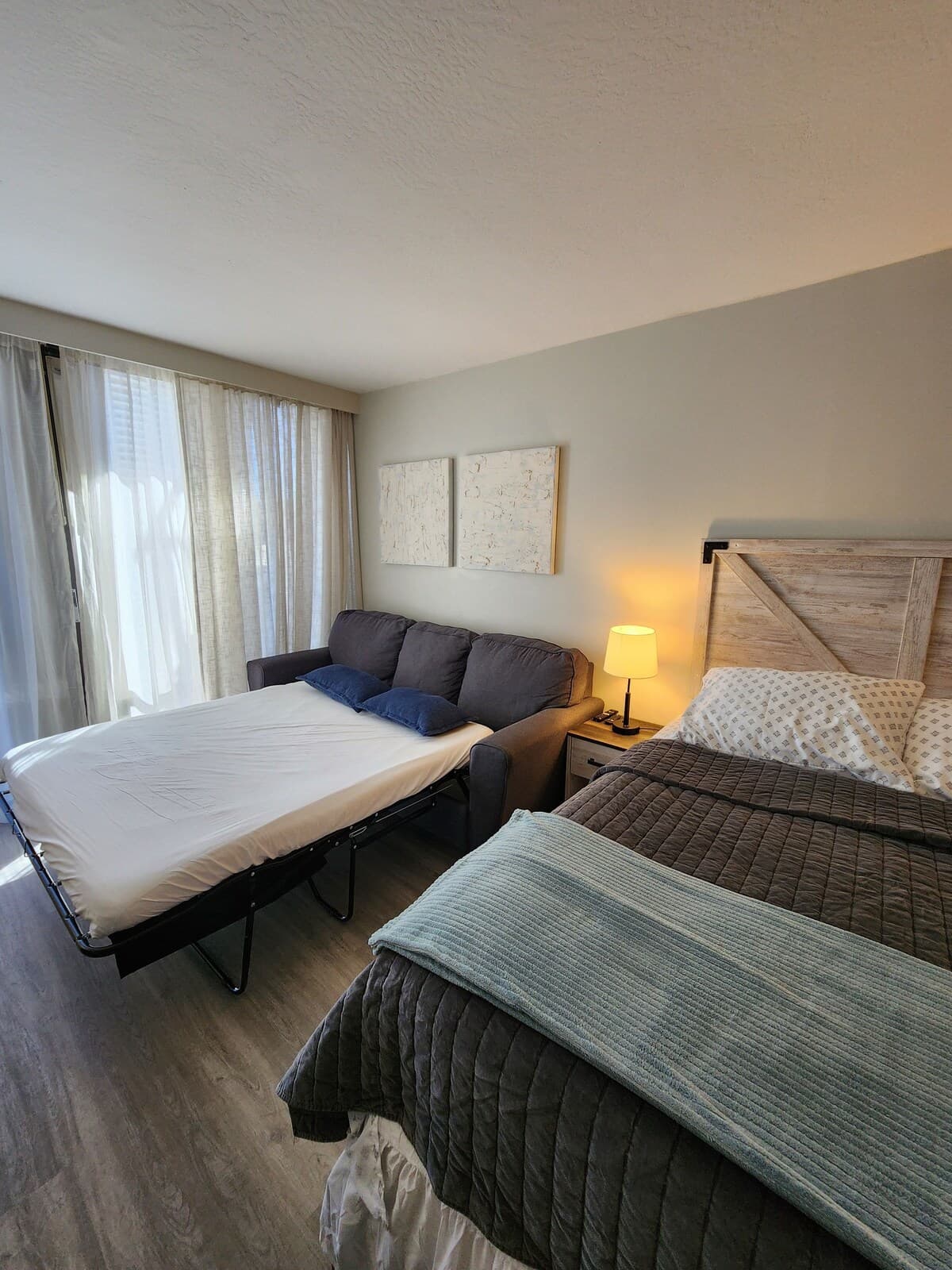 Cozy Waikiki studio with Diamond Head views - Photo 4