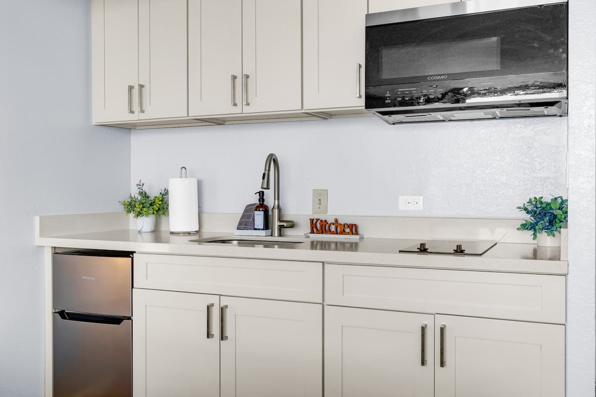 Modern 26F Waikiki Studio with Mountain View A + B - Photo 2
