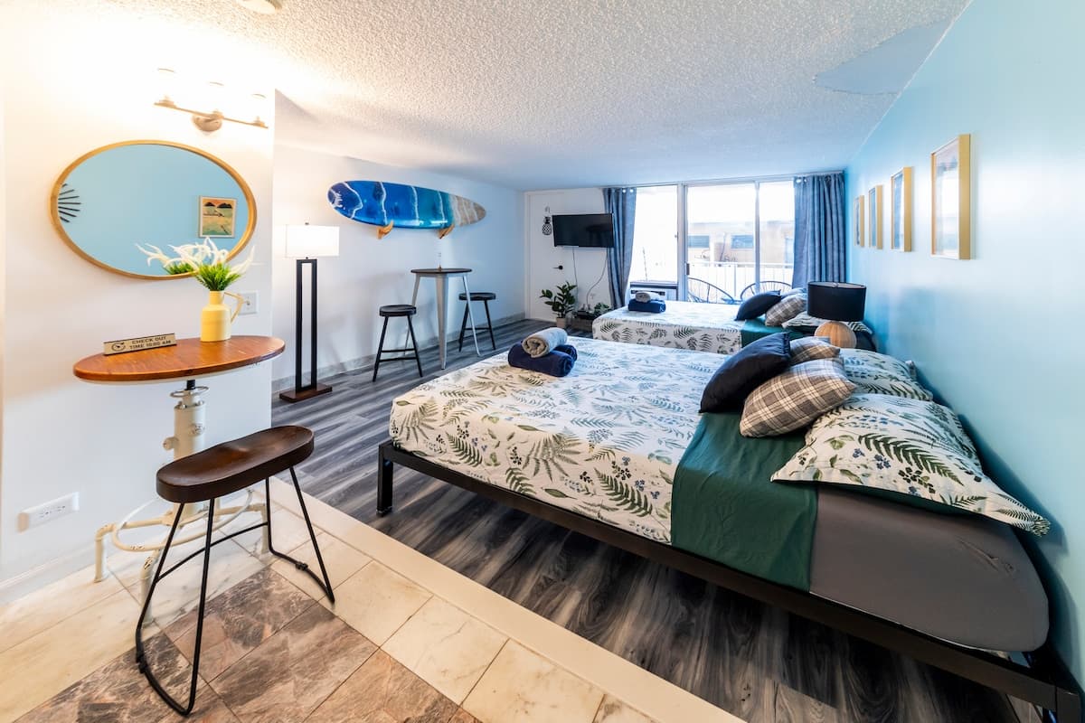 Condo in Honolulu · ★4.5 · Studio · 2 beds · 1 private bath - Photo 1