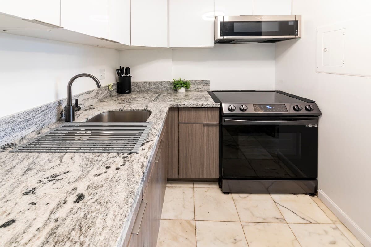 Condo in Honolulu · ★4.5 · Studio · 2 beds · 1 private bath - Photo 5