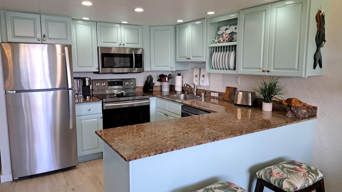Condo in Lahaina · ★4.99 · 1 bedroom · 2 beds · 1 bath - Photo 4