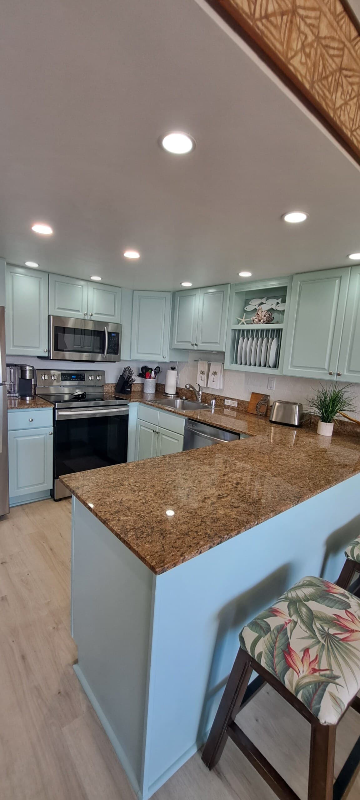 Condo in Lahaina · ★4.99 · 1 bedroom · 2 beds · 1 bath - Photo 3