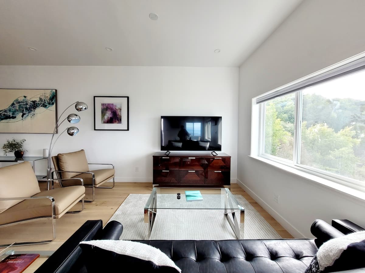Secluded 5,000 sqft Villa with Bay Area Views - Photo 1
