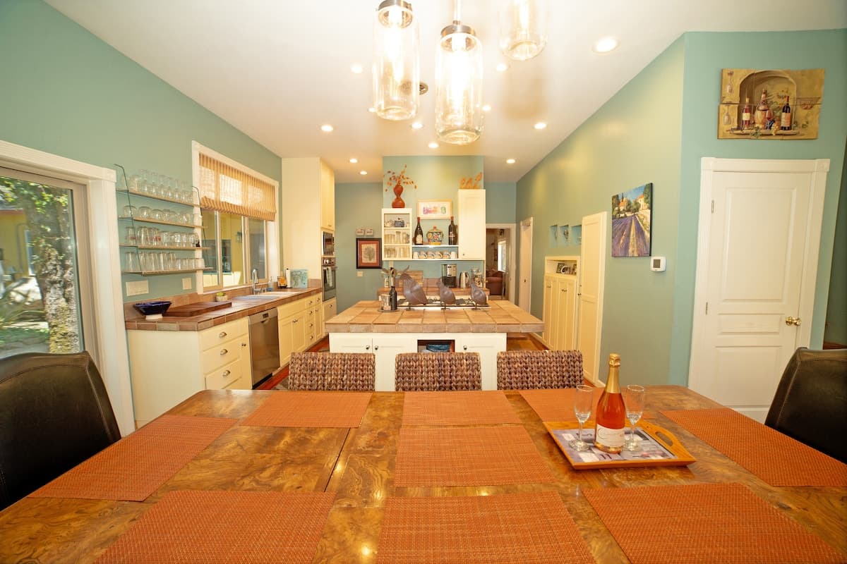 Oasis Estate 5 Acres, Hot Tub, Game Room, Deck - Photo 5