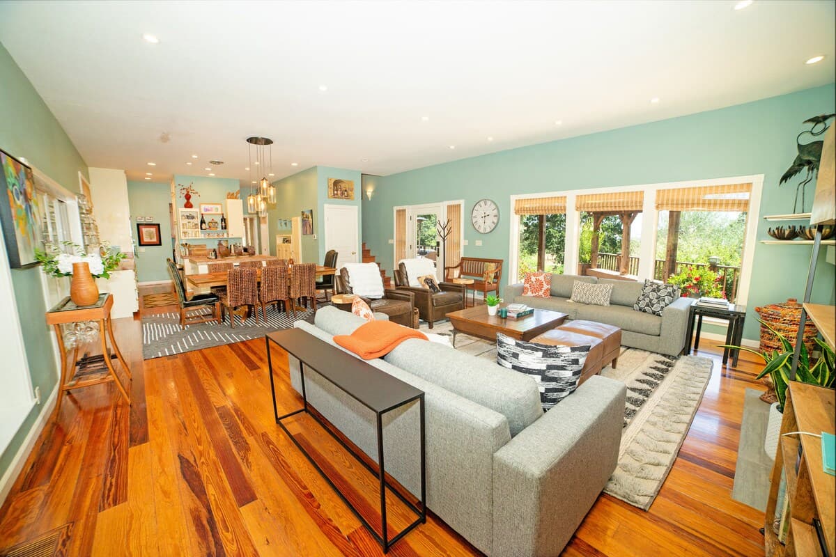 Oasis Estate 5 Acres, Hot Tub, Game Room, Deck - Photo 2