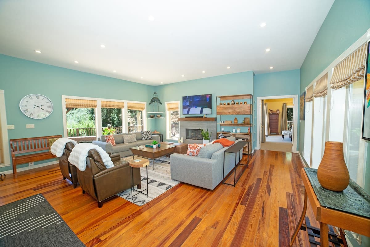 Oasis Estate 5 Acres, Hot Tub, Game Room, Deck - Photo 3