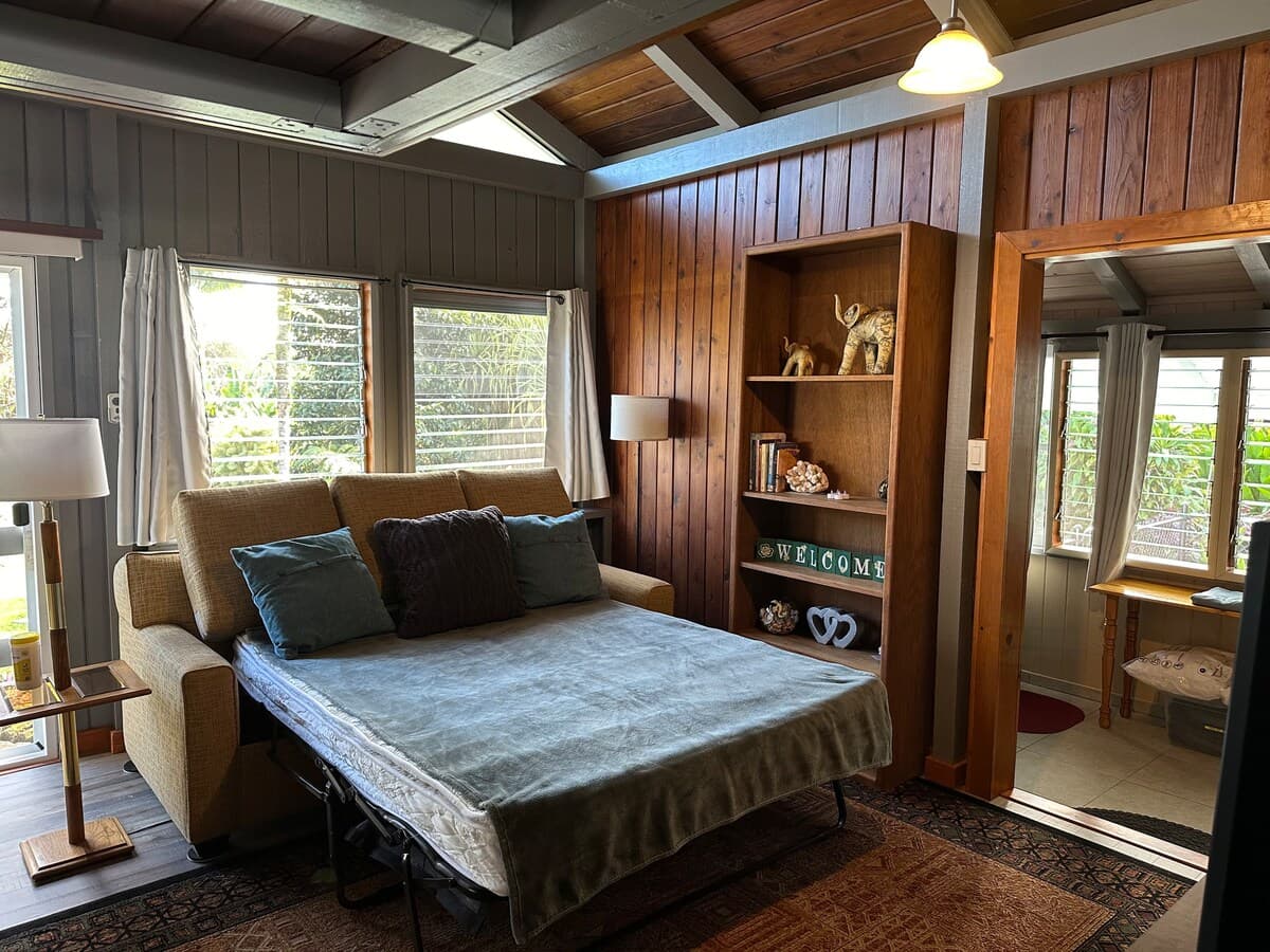 Home in Hilo · ★5.0 · 1 bedroom · 2 beds · 1 private bath - Photo 1