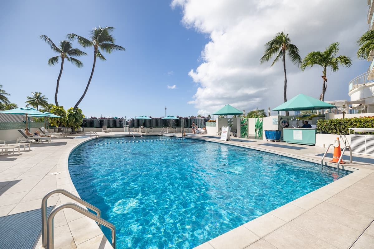 Condo in Honolulu · ★4.78 · 1 bedroom · 2 beds · 1 private bath - Photo 3