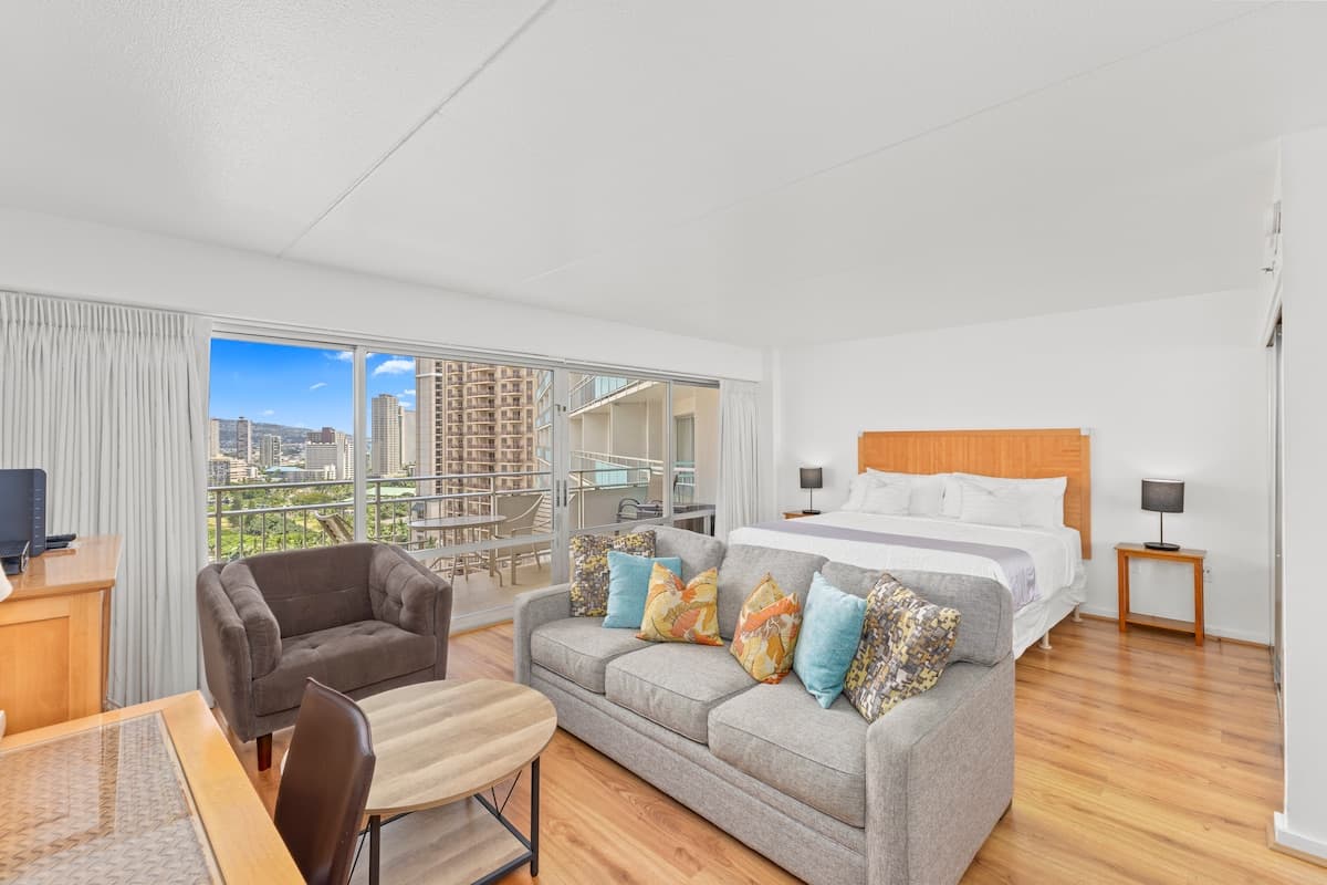 Condo in Honolulu · ★4.78 · 1 bedroom · 2 beds · 1 private bath - Photo 5