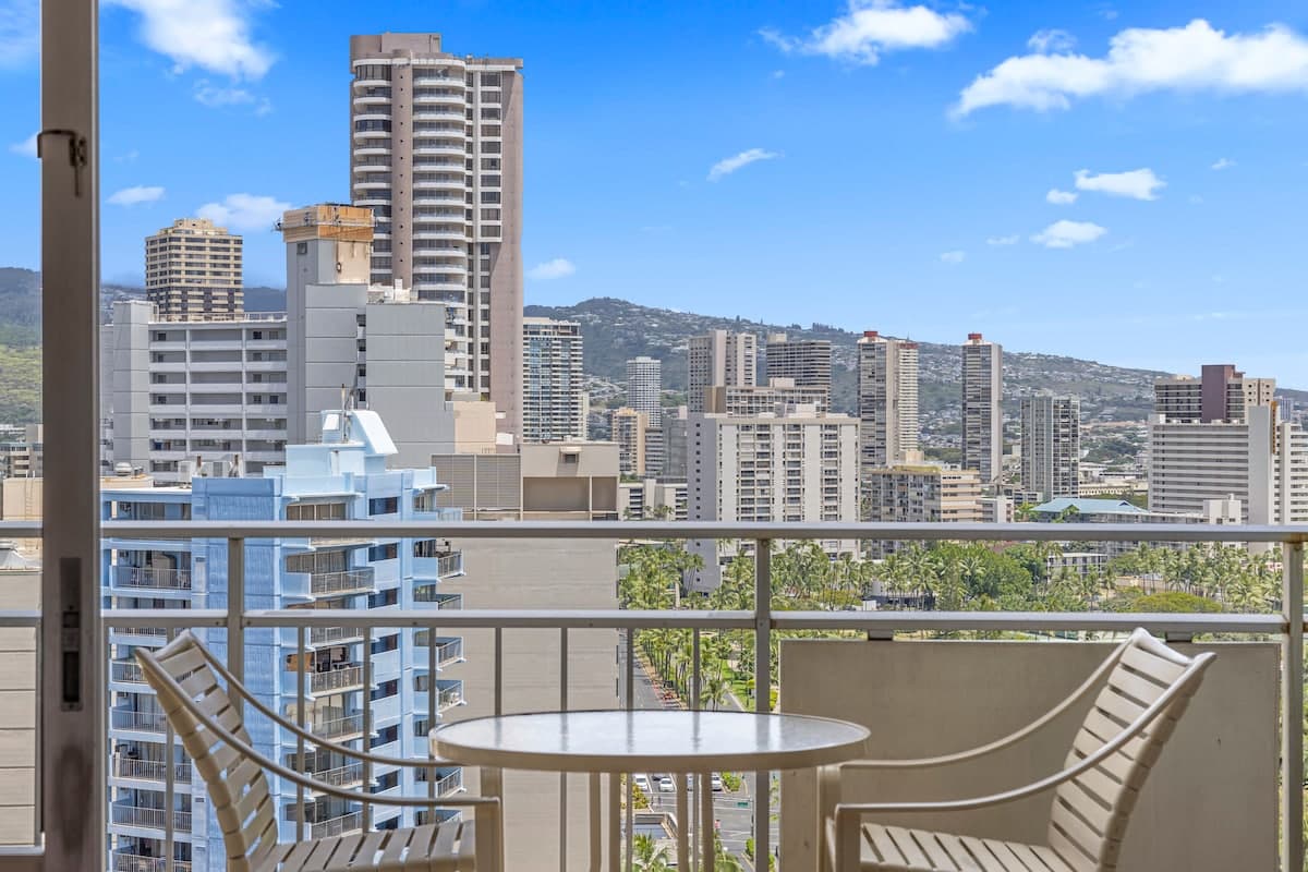 Condo in Honolulu · ★4.78 · 1 bedroom · 2 beds · 1 private bath - Photo 1