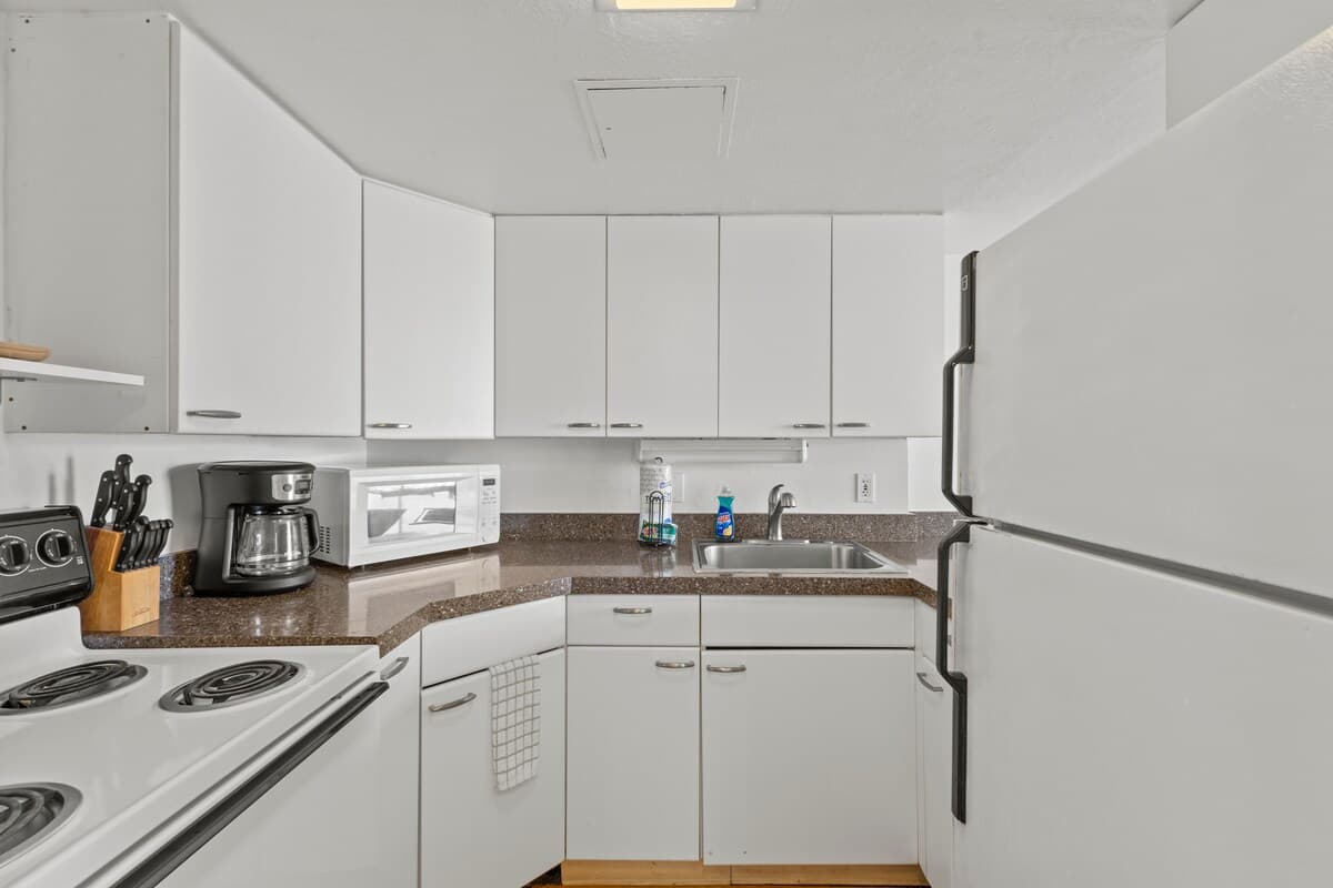 Condo in Honolulu · ★4.78 · 1 bedroom · 2 beds · 1 private bath - Photo 4
