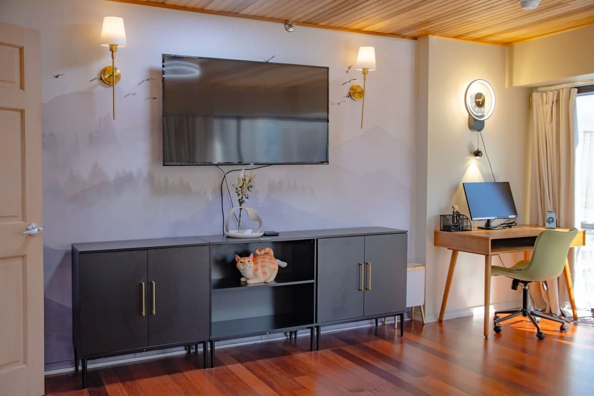 Condo in Honolulu · ★4.88 · 1 bedroom · 2 beds · 1 private bath - Photo 1