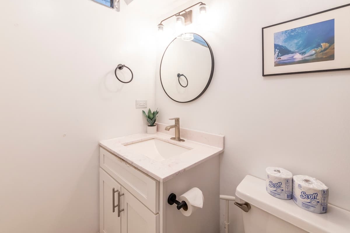 Condo in Honolulu · ★4.68 · Studio · 1 bed · 1 private bath - Photo 1