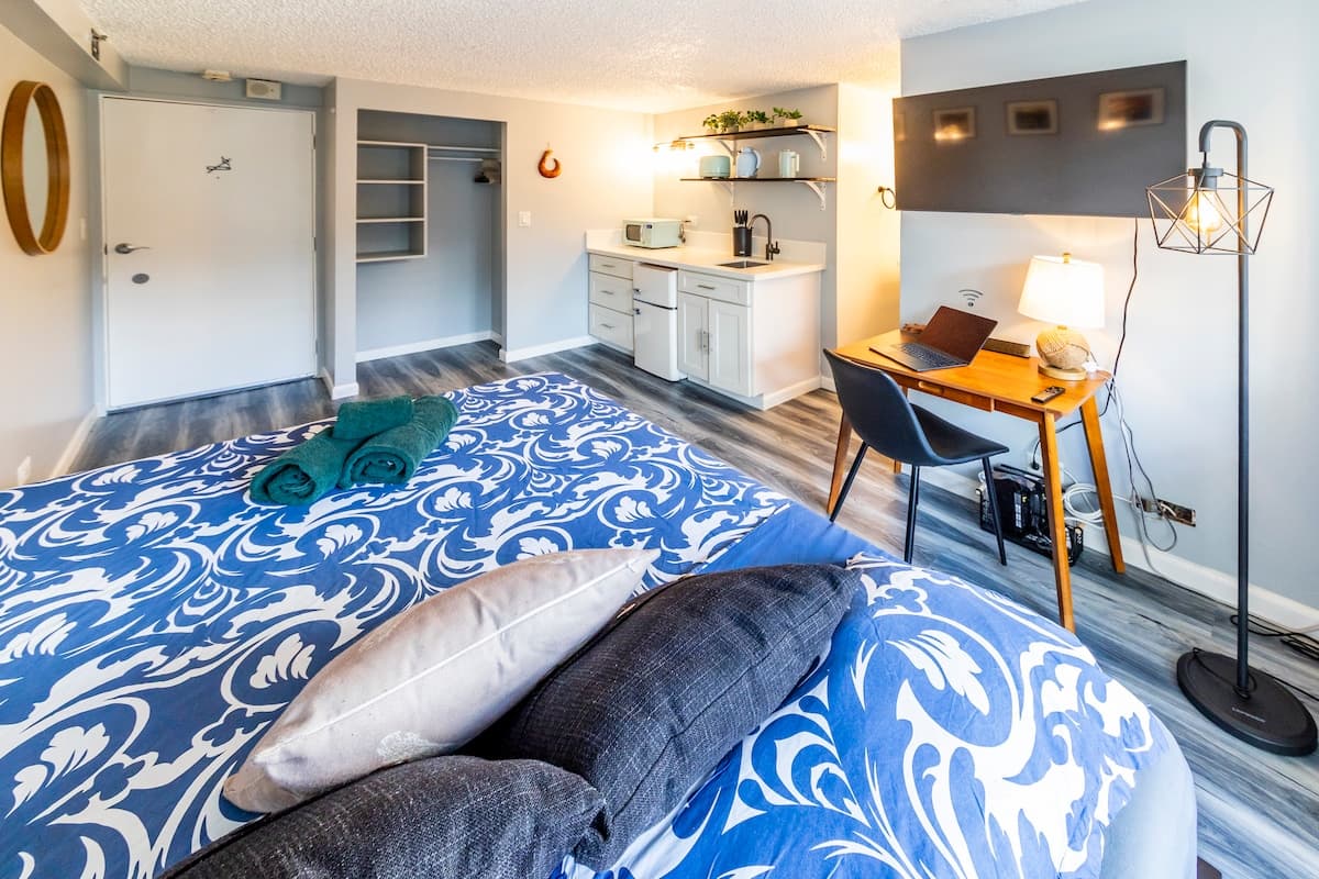 Condo in Honolulu · ★4.2 · Studio · 1 bed · 1 private bath - Photo 2