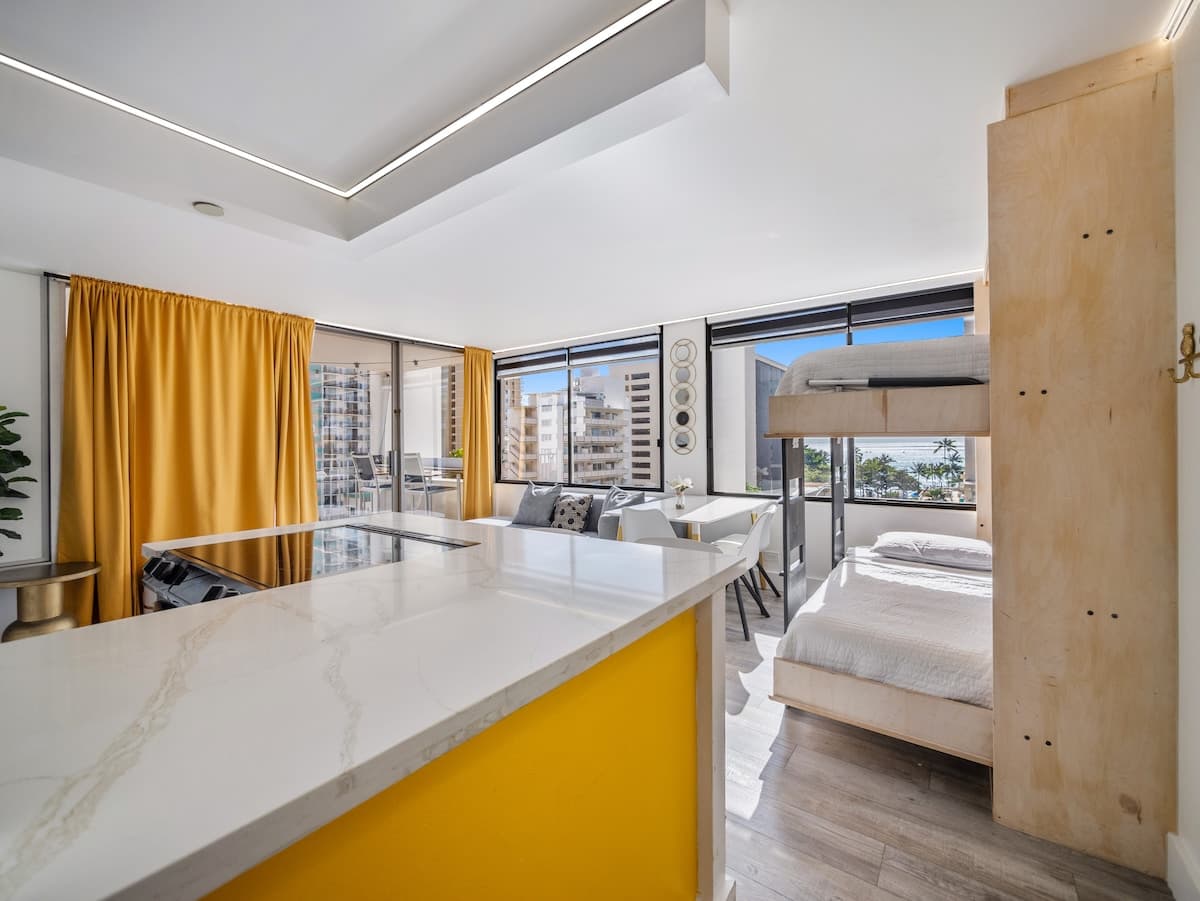 Upscale Ocean view family unit -1BR Near Beach! - Photo 3