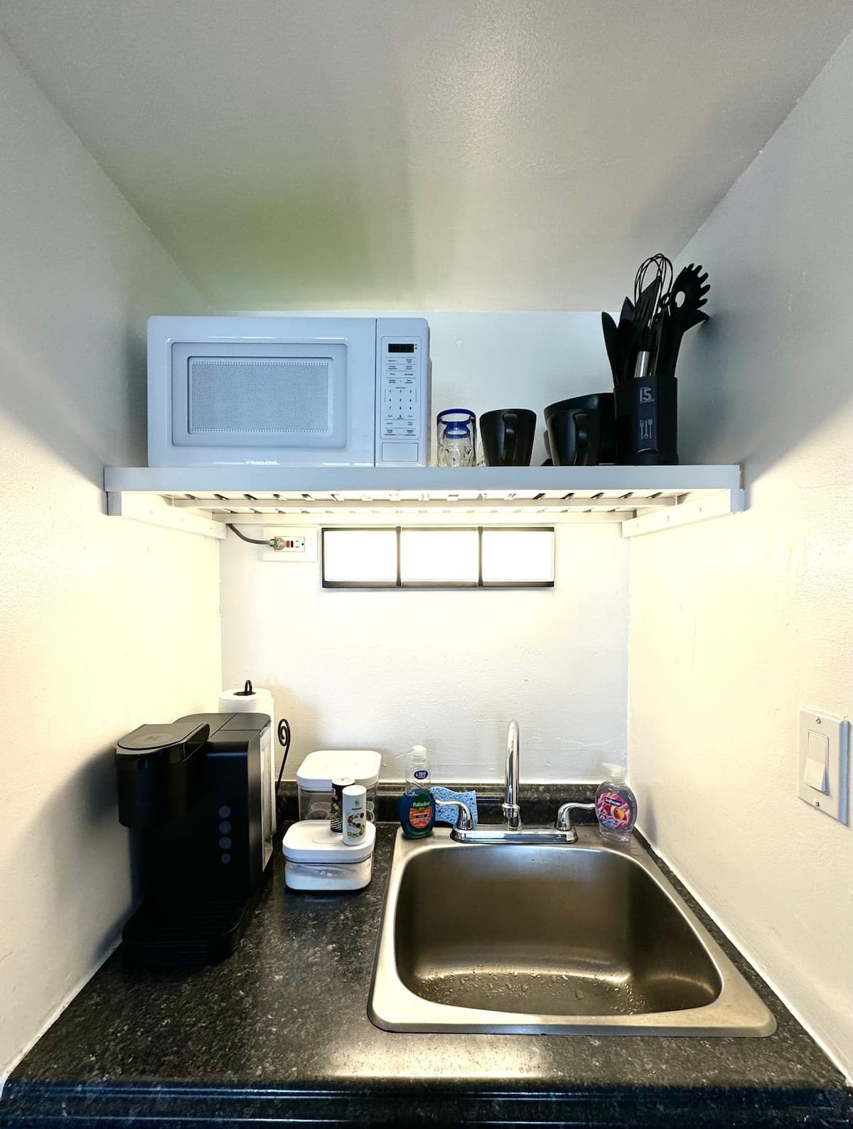 Cozy Studio w/ Private Balcony - Photo 2