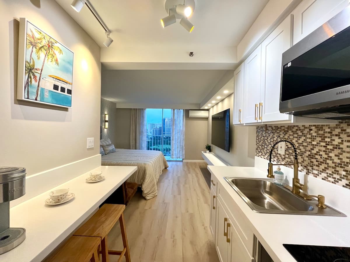 20*High Floor Waikiki Ocean View Condo w/Balcony - Photo 1