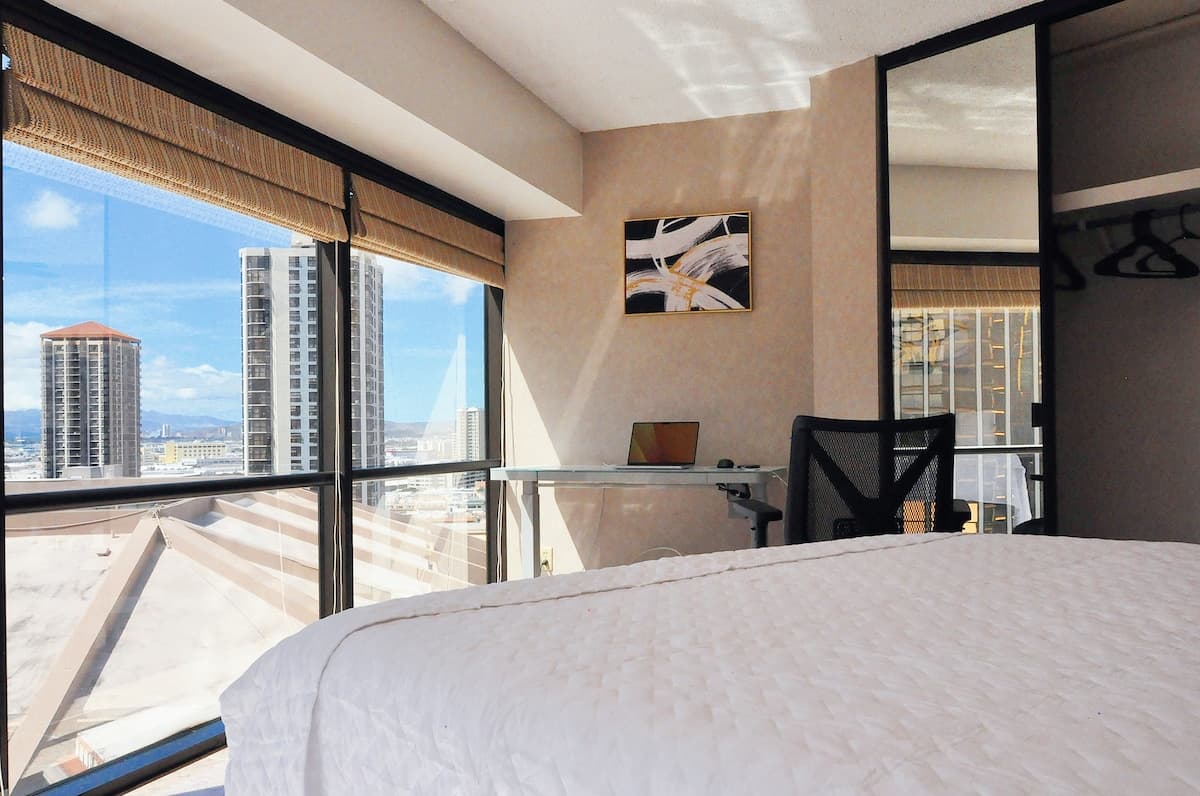 2BR+DEN Downtown Honolulu Ocean View Free Parking - Photo 1