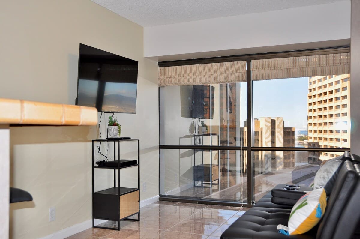 2BR+DEN Downtown Honolulu Ocean View Free Parking - Photo 2
