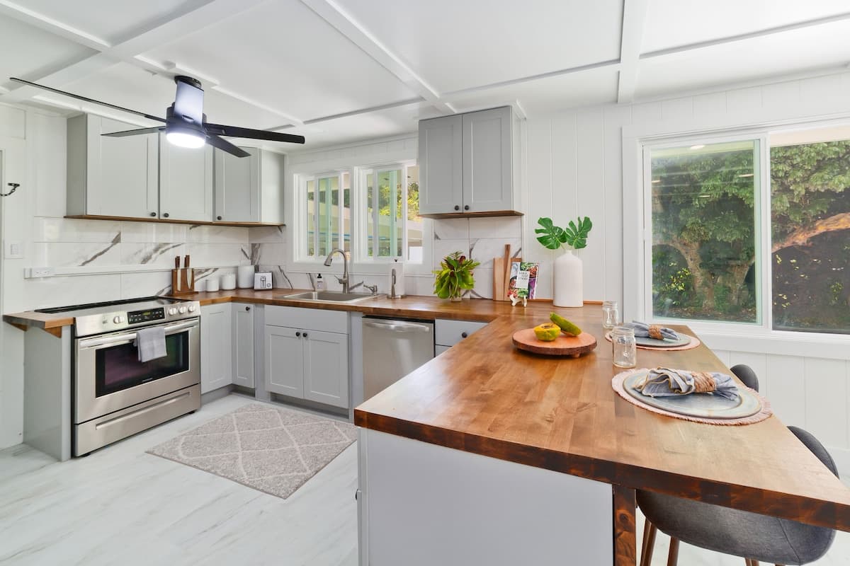 Home in Kealakekua · ★5.0 · 4 bedrooms · 7 beds · 1 private bath - Photo 4