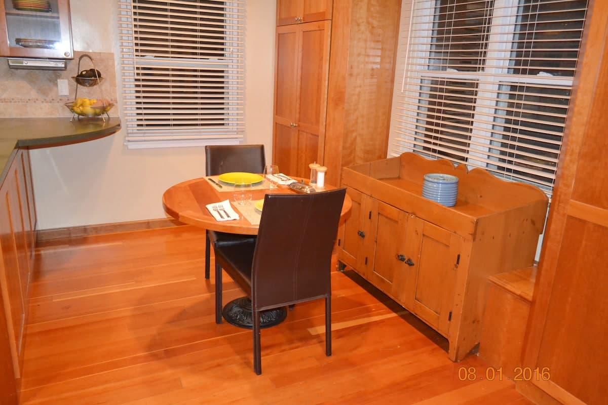 Mediterranean Home, 2 Blocks to Lincoln Ave - Photo 5